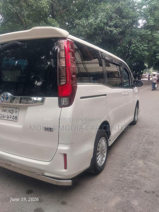 Toyota Noah 2.0 FWD (8 Seater) 2015 Pearl
