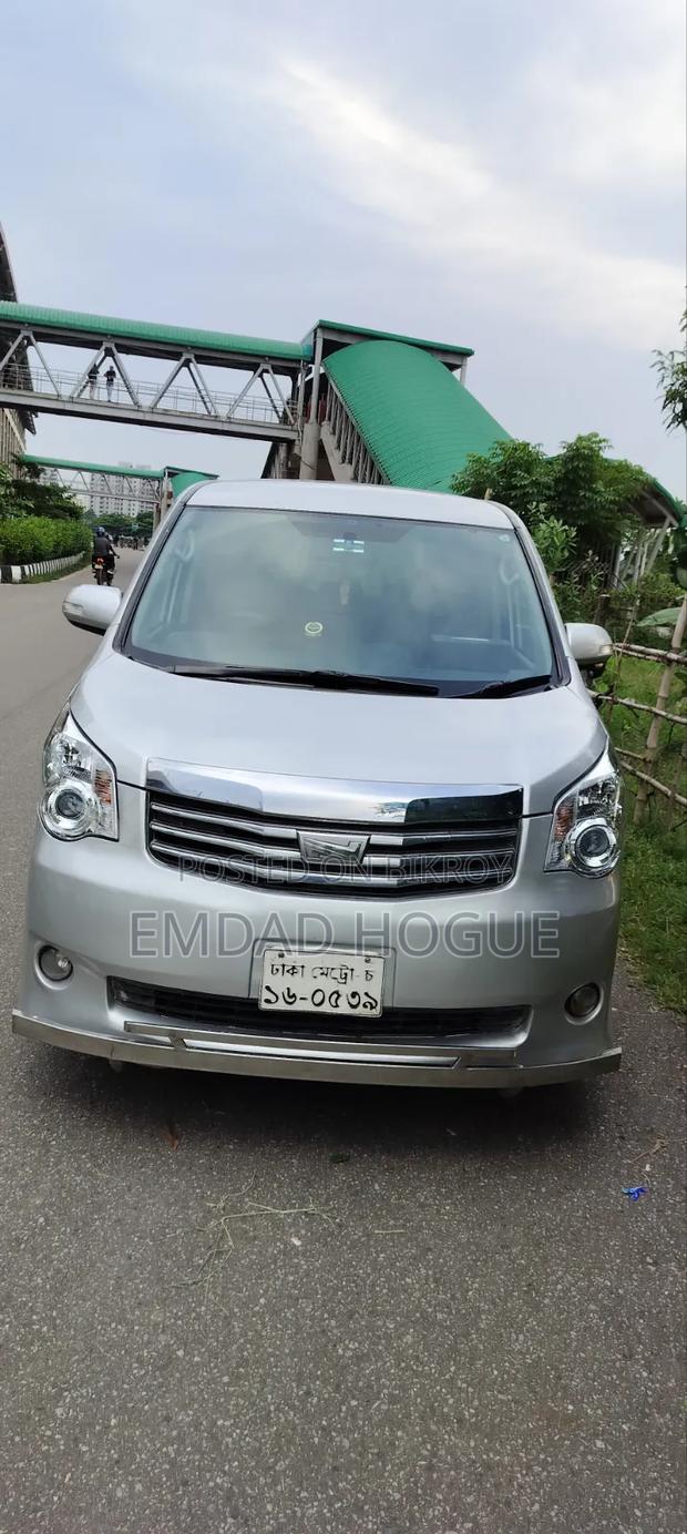 Toyota Noah 2012 Silver