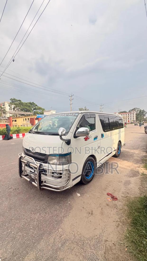 Toyota HiAce 2009 White