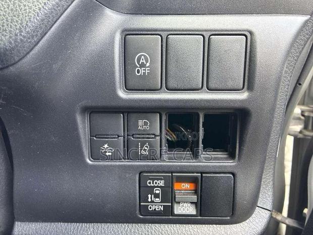 Toyota Noah 2021 Silver
