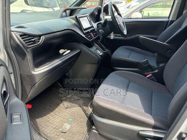 Toyota Noah 2021 Silver