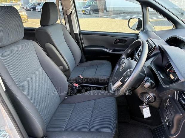 Toyota Noah 2021 Silver