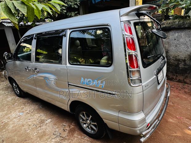 Toyota Noah 2.0 FWD (8 Seater) 2005 Silver