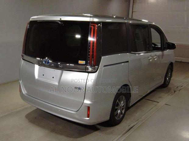 Toyota Noah 2021 Silver