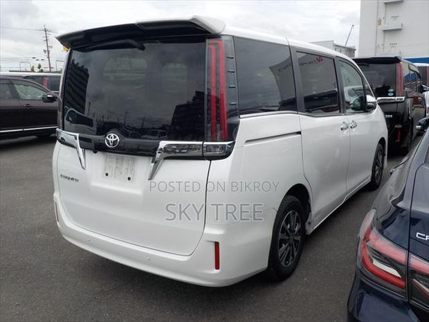 Toyota Esquire 2021 Pearl