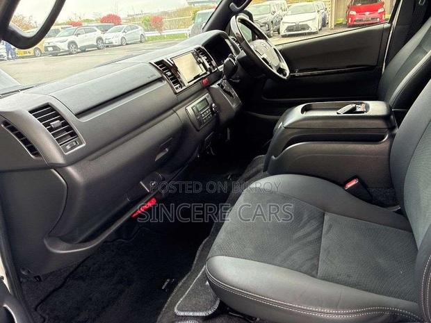 Toyota HiAce 2022 Pearl