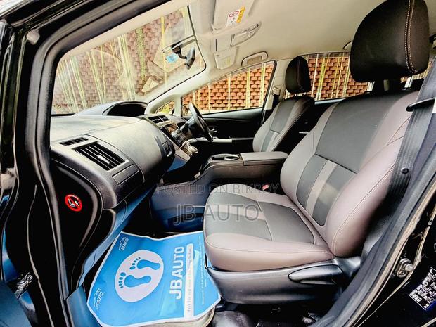 Toyota Prius 4dr Hatchback (1.8L 4cyl Gas/Electric Hybrid CVT) 2016