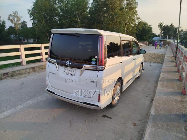 Toyota Esquire 2019 Pearl
