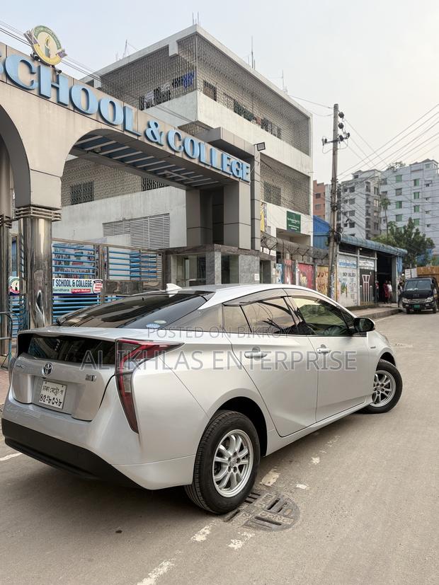 Toyota Prius 4dr Hatchback (1.8L 4cyl Gas/Electric Hybrid CVT) 2016