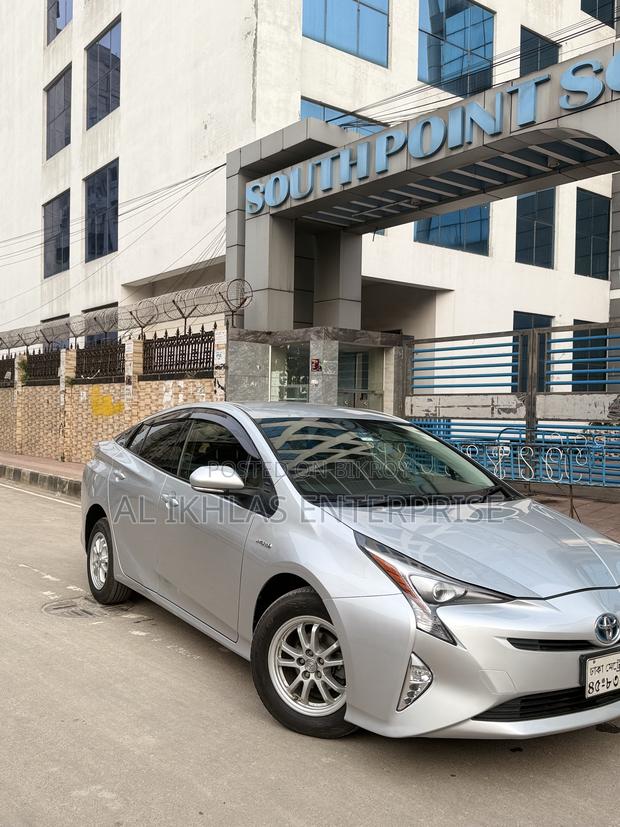 Toyota Prius 4dr Hatchback (1.8L 4cyl Gas/Electric Hybrid CVT) 2016