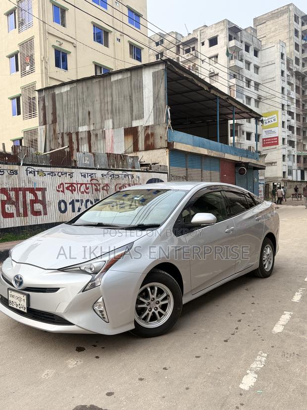 Toyota Prius 4dr Hatchback (1.8L 4cyl Gas/Electric Hybrid CVT) 2016