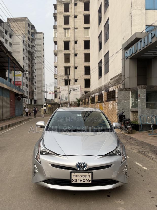 Toyota Prius 4dr Hatchback (1.8L 4cyl Gas/Electric Hybrid CVT) 2016