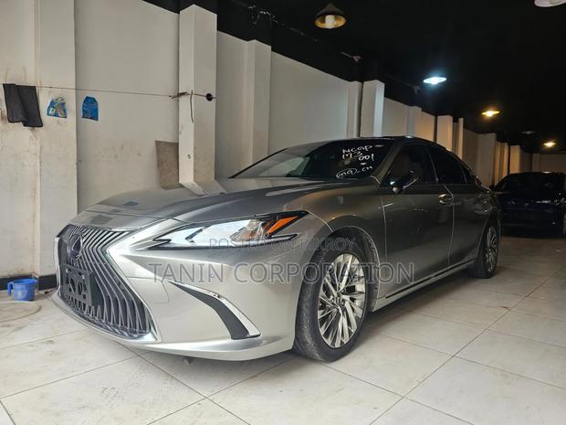 Lexus ES 2021