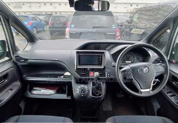 Toyota Noah 2021 Silver