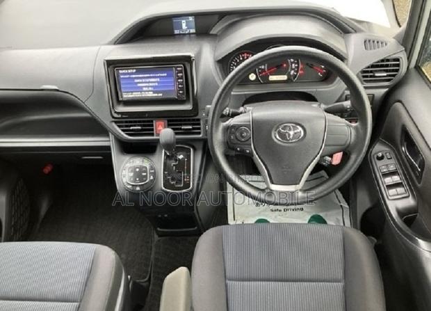 Toyota Noah 2021 Silver