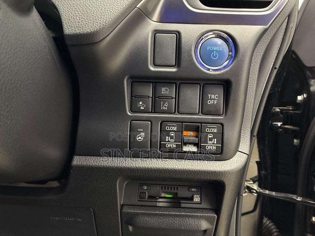 Toyota Esquire 1.8 FWD Hybrid (7 Seater) 2021 Black