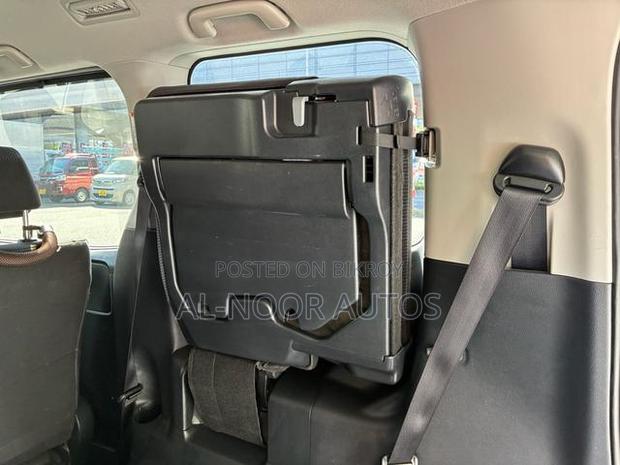 Toyota Noah 2021 Silver