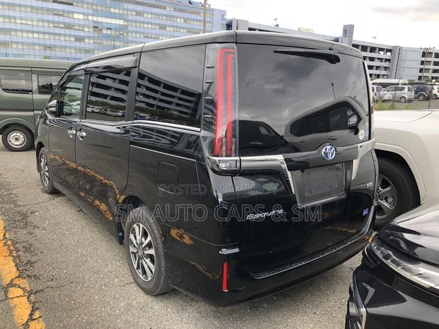 Toyota Esquire 1.8 FWD Hybrid (7 seater) 2021 Black