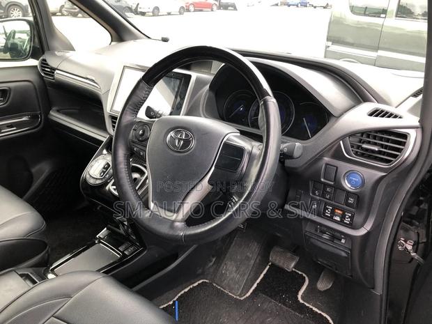 Toyota Esquire 1.8 FWD Hybrid (7 seater) 2021 Black