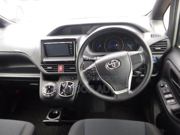 Toyota Noah 2021 Silver