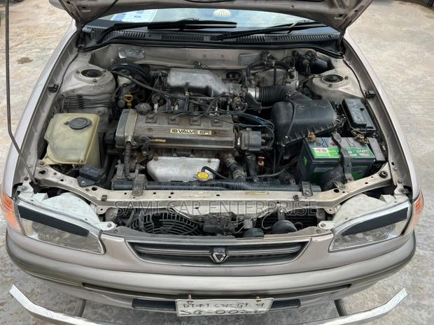 Toyota Corolla 1.3 Sedan 1996 Gold