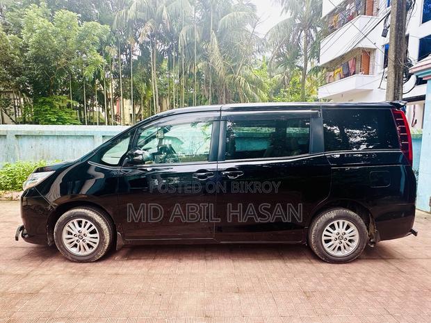 Toyota Noah 2.0 AWD (8 Seater) 2014 Black