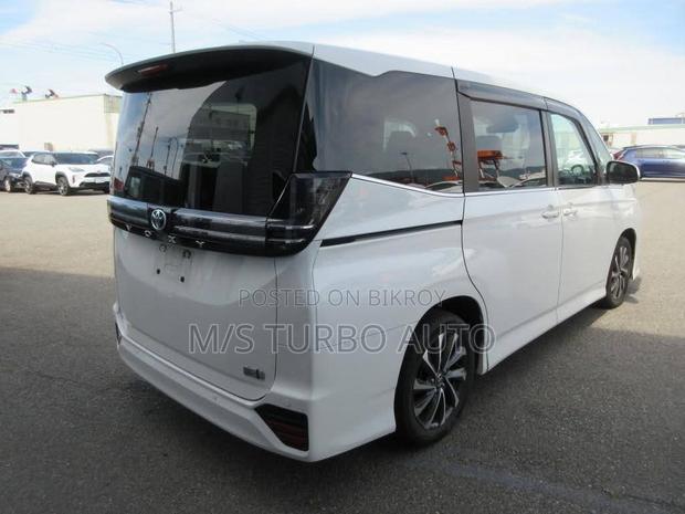 Toyota Voxy 2022 Pearl