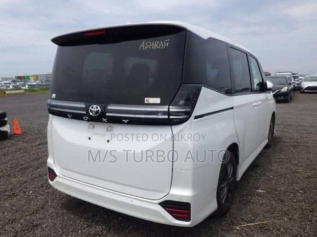Toyota Voxy 2022 Pearl