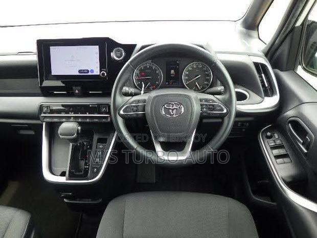 Toyota Voxy 2022 Pearl