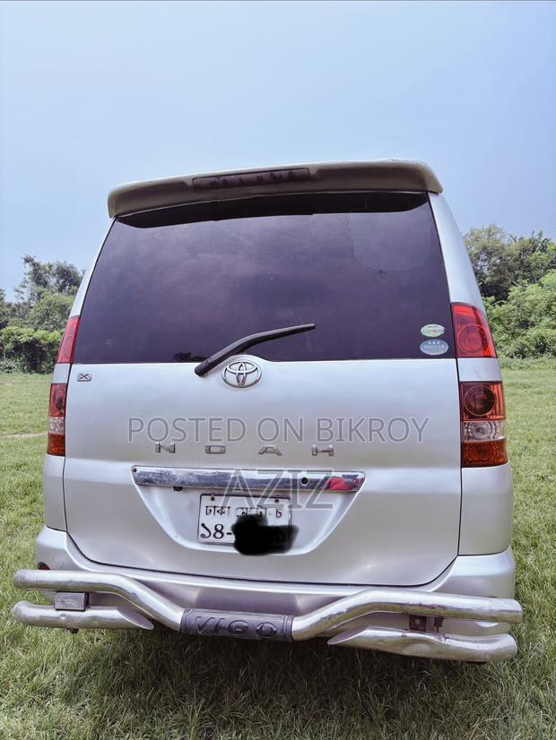 Toyota Noah 2004 Silver