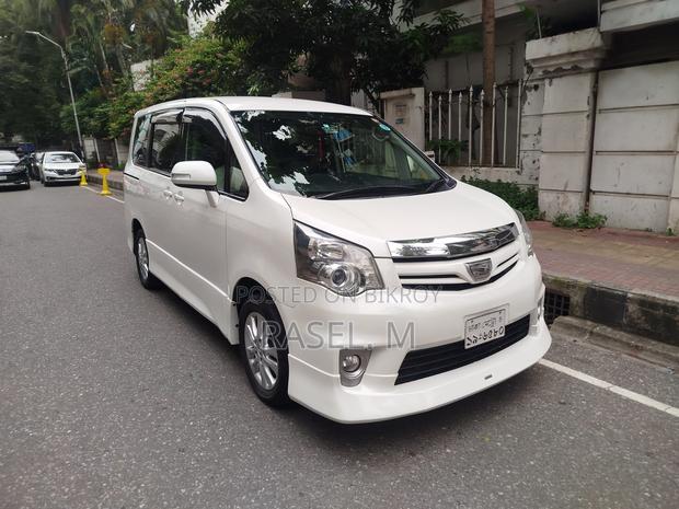 Toyota Noah 2.0 143hp AWD (7 Seater) 2013 Pearl