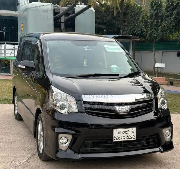 Toyota Noah 2.0 158hp FWD (7 Seater) 2012 Black