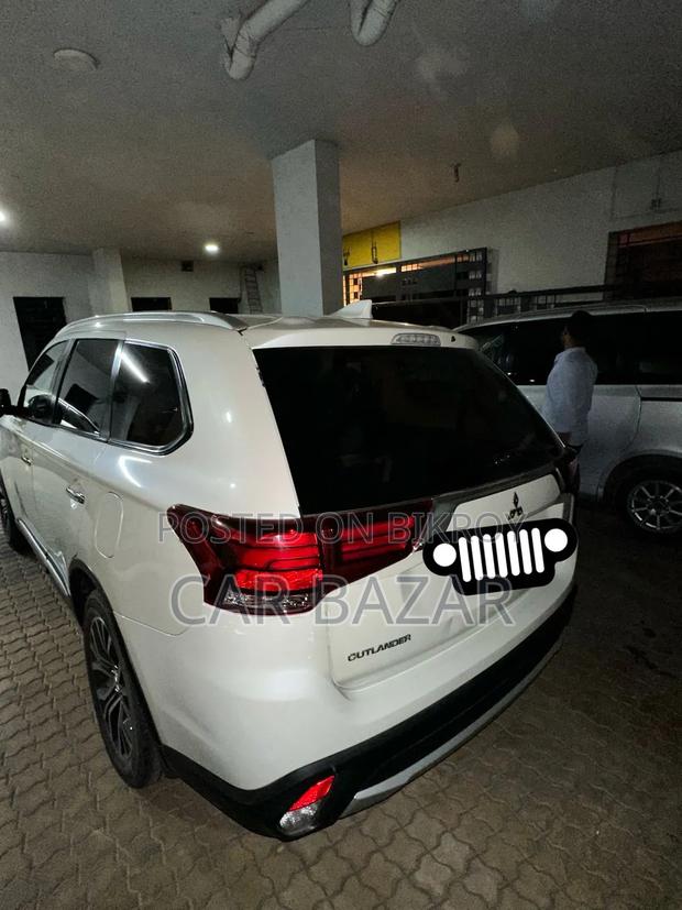 Mitsubishi Outlander 2018 Off White