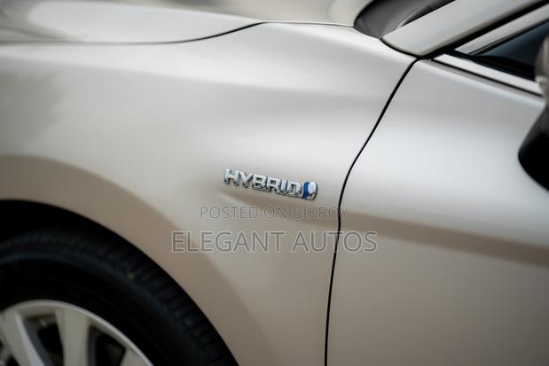 Toyota Camry XLE (2.5L 4cyl 8A) 2019 Gold 