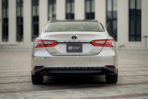 Toyota Camry XLE (2.5L 4cyl 8A) 2019 Gold 