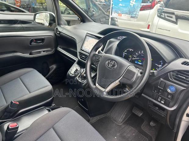 Toyota Noah 2021 Silver