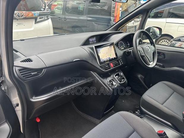 Toyota Noah 2021 Silver