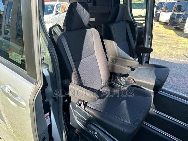 Toyota Noah 2021 Silver