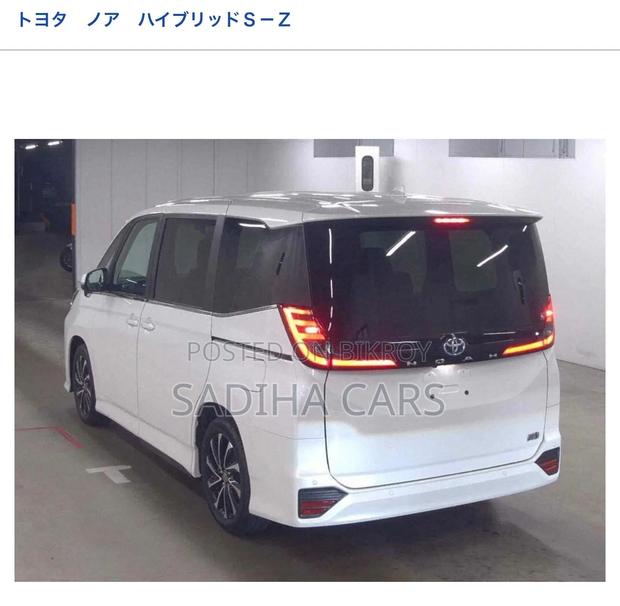 Toyota Noah 2023 White