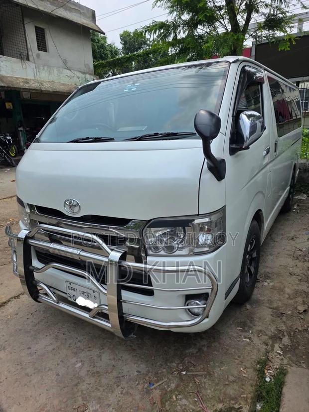 Toyota HiAce 2016 White