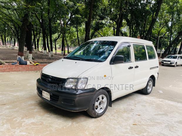 Toyota Noah 2.0 AWD (8 Seater) 2005 White