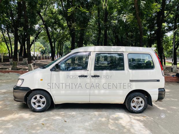 Toyota Noah 2.0 AWD (8 Seater) 2005 White