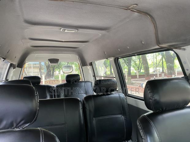 Toyota Noah 2.0 AWD (8 Seater) 2005 White