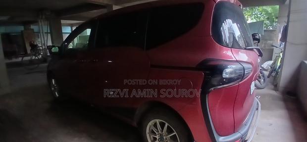 Toyota Sienta 2015 Red