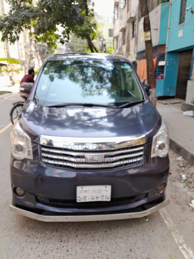 Toyota Noah 2011 Blue