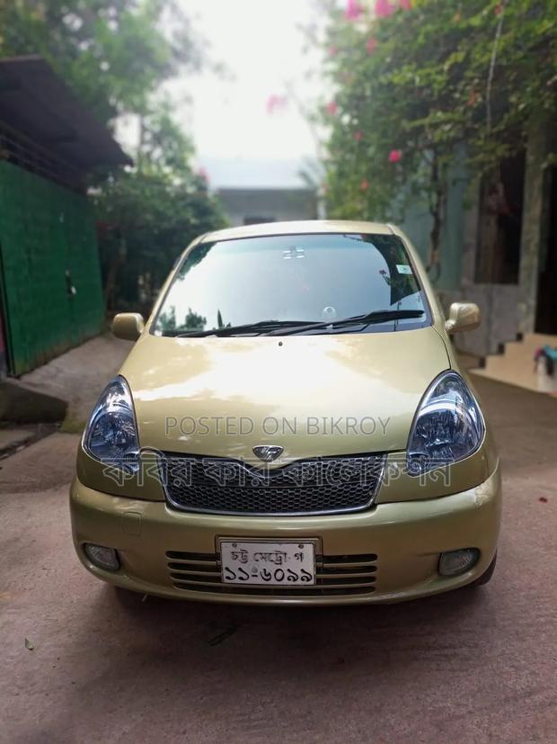 Toyota Fun Cargo 2000 Gold