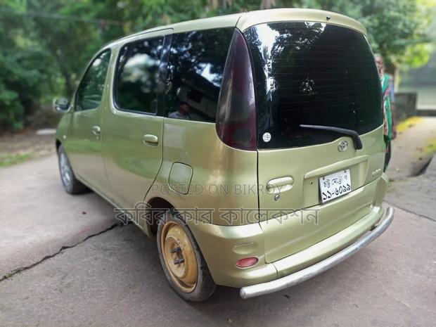 Toyota Fun Cargo 2000 Gold