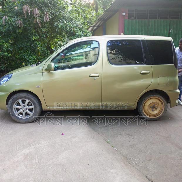 Toyota Fun Cargo 2000 Gold