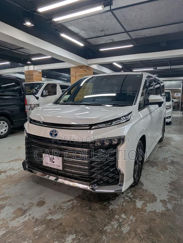 Toyota Voxy 2024 Pearl
