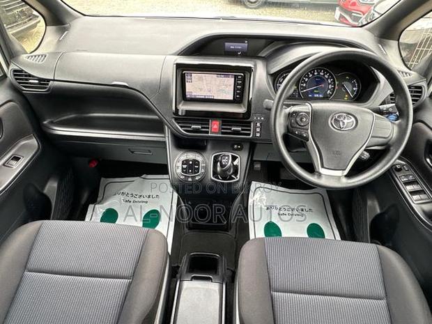 Toyota Noah 2021 Silver